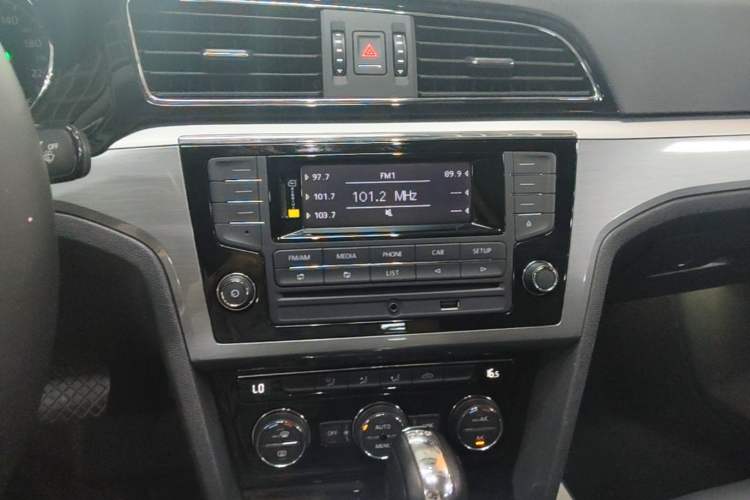 Used Volkswagen Lamando 2015 330TSI DSG Comfort Edition Audio And AC Panel
