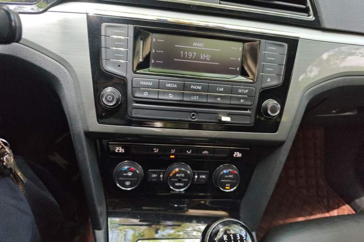 Used Volkswagen Lamando 2015 280TSI Manual Comfort Edition Audio And AC Panel