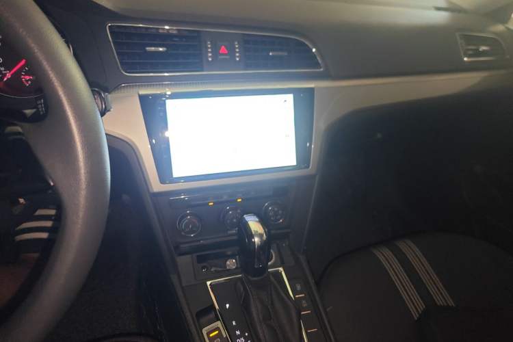 Used Volkswagen Lamando 2015 230TSI DSG Fashion Edition Audio And AC Panel