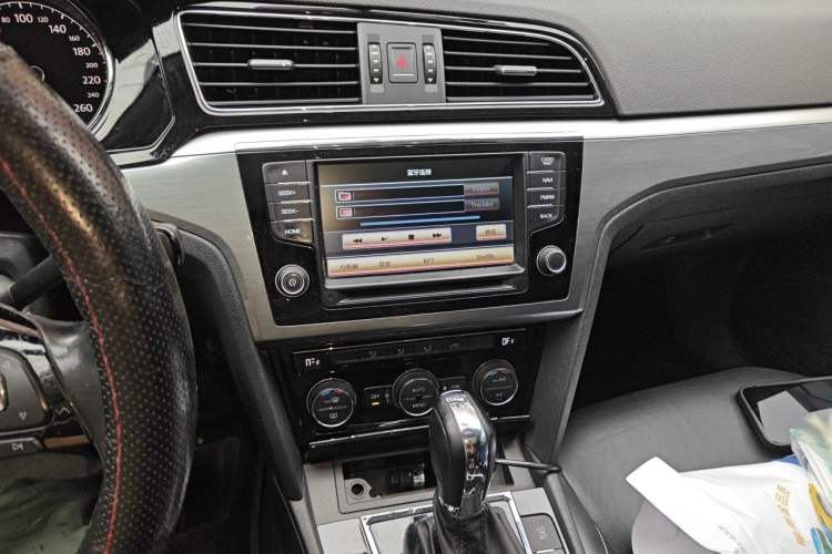 Used Volkswagen Lamando 2015 330TSI DSG Comfort Edition Audio And AC Panel