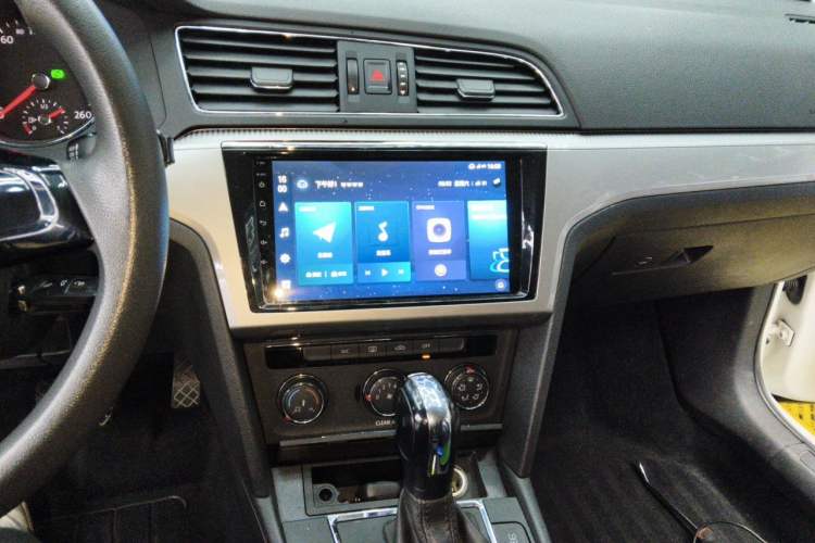 Used Volkswagen Lamando 2015 230TSI DSG Fashion Edition Audio And AC Panel