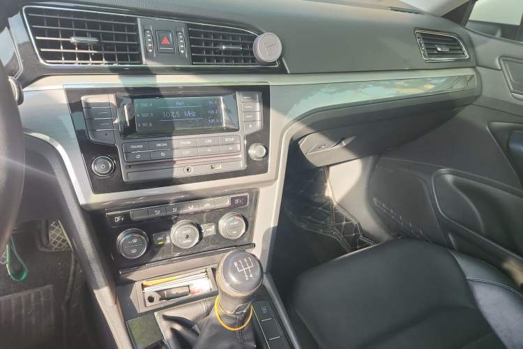 Used Volkswagen Lamando 2015 280TSI Manual Comfort Edition Audio And AC Panel