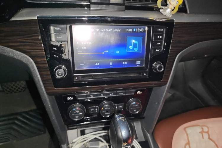 Used Volkswagen Lamando 2015 280TSI DSG Comfort Edition Audio And AC Panel