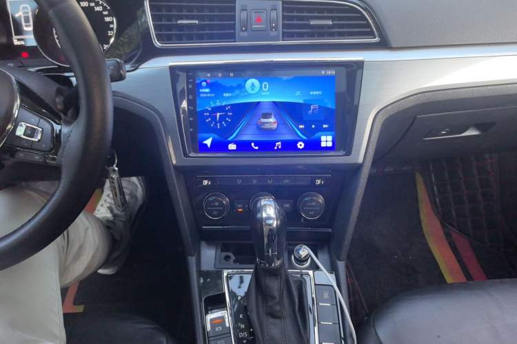 Used Volkswagen Lamando 2015 280TSI DSG Comfort Edition Audio And AC Panel