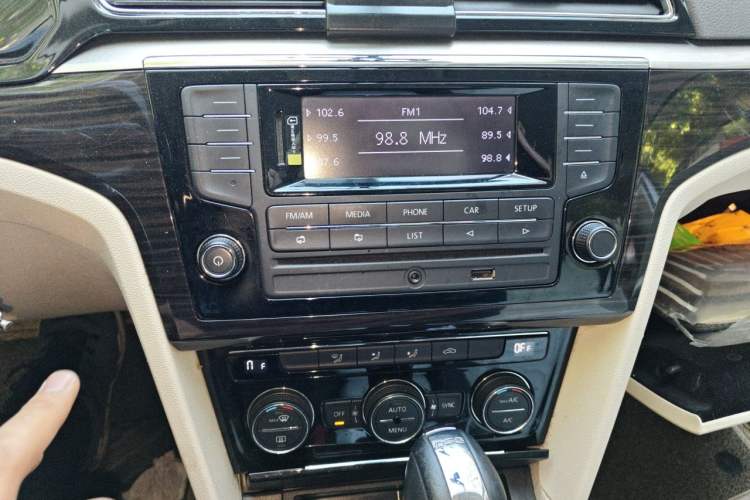 Used Volkswagen Lamando  Audio And AC Panel