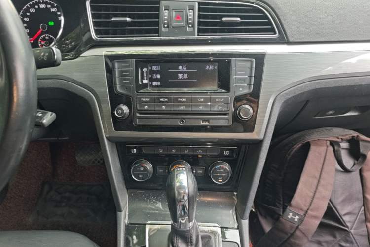 Used Volkswagen Lamando 2015 280TSI DSG Comfort Edition Audio And AC Panel