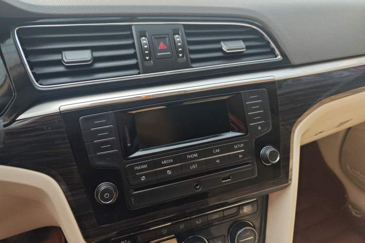 Used Volkswagen Lamando 2015 280TSI DSG Comfort Edition Audio And AC Panel