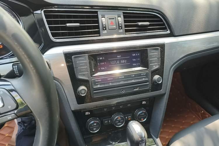 Used Volkswagen Lamando 2015 330TSI DSG Comfort Edition Audio And AC Panel