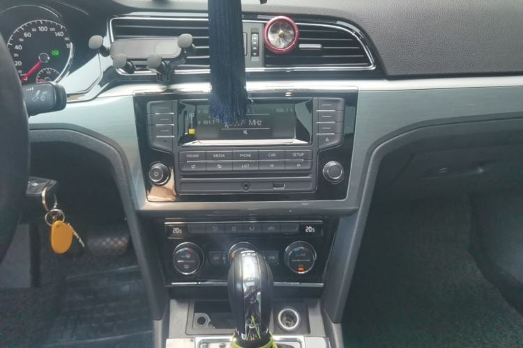 Used Volkswagen Lamando 2015 330TSI DSG Comfort Edition Audio And AC Panel