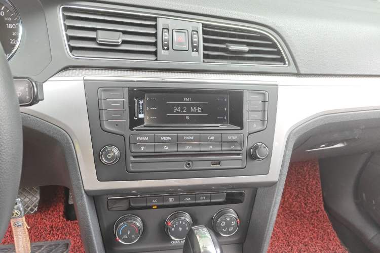 Used Volkswagen Lamando 2015 230TSI DSG Fashion Edition Audio And AC Panel