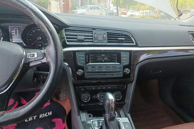 Used Volkswagen Lamando 2015 280TSI DSG Comfort Edition Audio And AC Panel