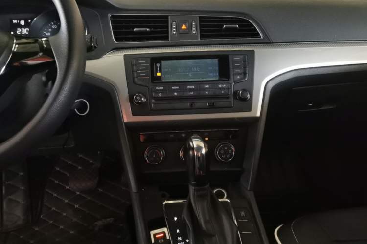 Used Volkswagen Lamando 2015 230TSI DSG Fashion Edition Audio And AC Panel