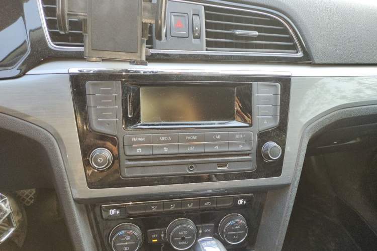 Used Volkswagen Lamando 2015 330TSI DSG Comfort Edition Audio And AC Panel
