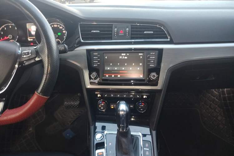 Used Volkswagen Lamando 2015 330TSI DSG Luxury Edition Audio And AC Panel