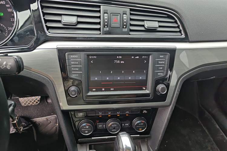 Used Volkswagen Lamando 2015 280TSI DSG Comfort Edition Audio And AC Panel