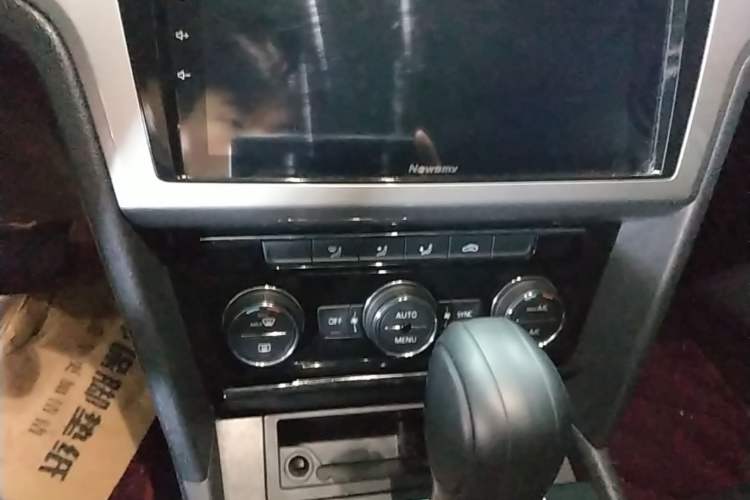 Used Volkswagen Lamando 2015 280TSI DSG Comfort Edition Audio And AC Panel