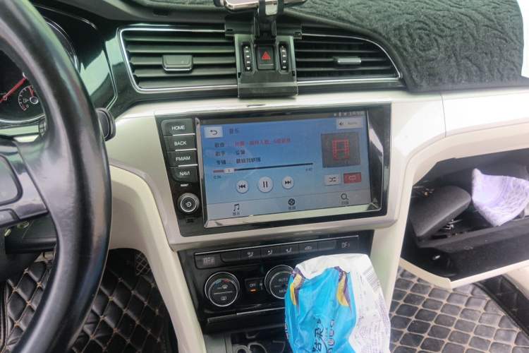 Used Volkswagen Lamando 2015 330TSI DSG Comfort Edition Audio And AC Panel