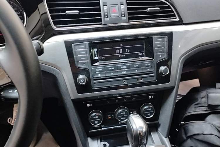 Used Volkswagen Lamando 2015 280TSI DSG Comfort Edition Audio And AC Panel