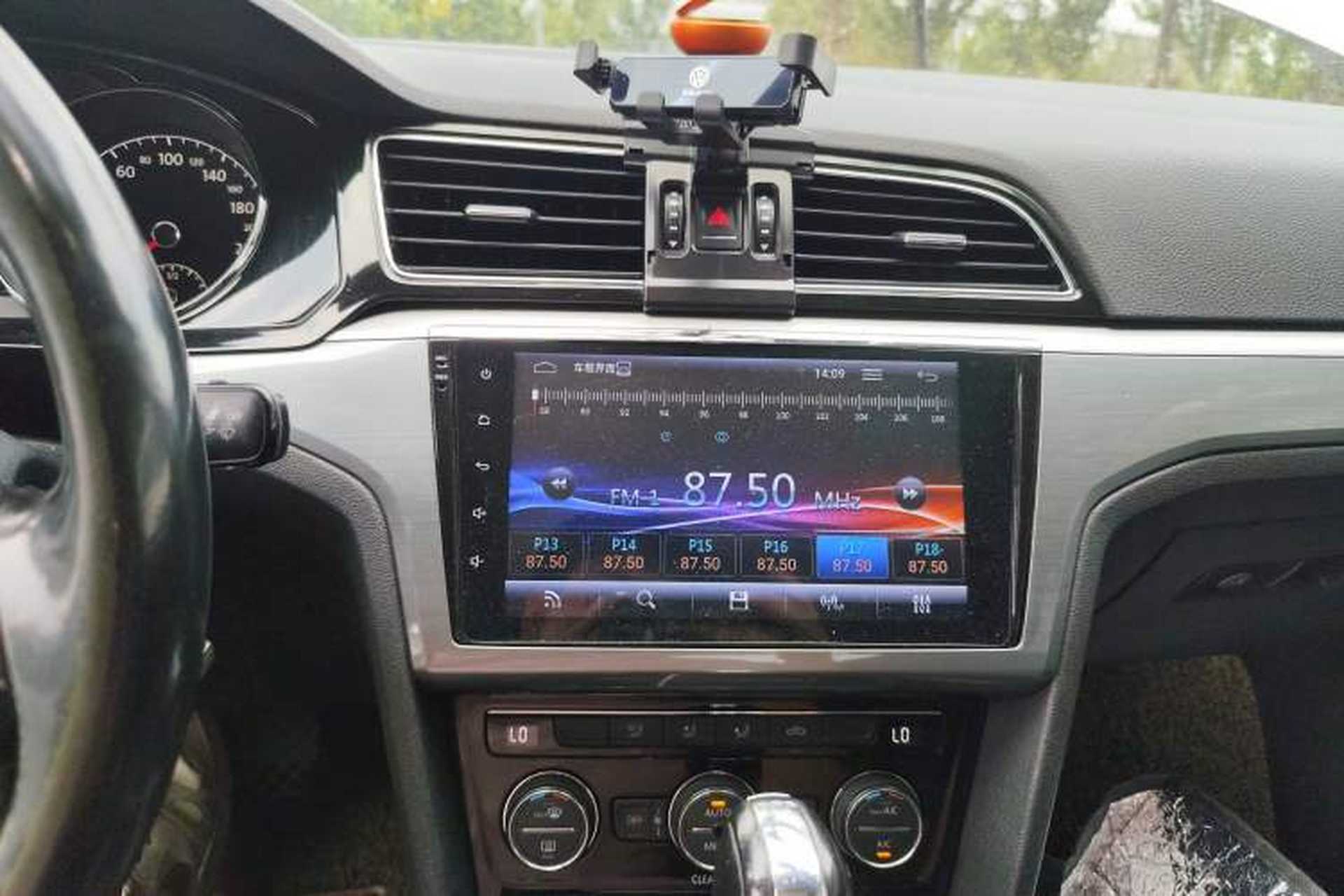 Used Volkswagen Lamando 2015 280TSI DSG Comfort Edition Audio And AC Panel