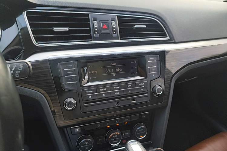 Used Volkswagen Lamando 2015 280TSI DSG Comfort Edition Audio And AC Panel