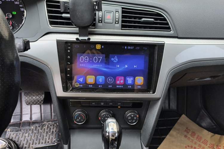 Used Volkswagen Lamando 2015 230TSI DSG Fashion Edition Audio And AC Panel