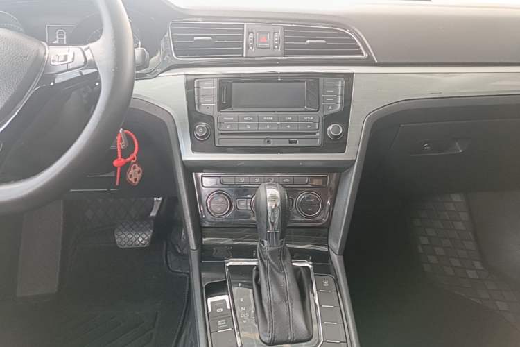 Used Volkswagen Lamando 2015 280TSI DSG Comfort Edition Audio And AC Panel