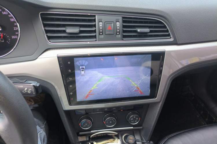 Used Volkswagen Lamando 2015 230TSI DSG Fashion Edition Audio And AC Panel