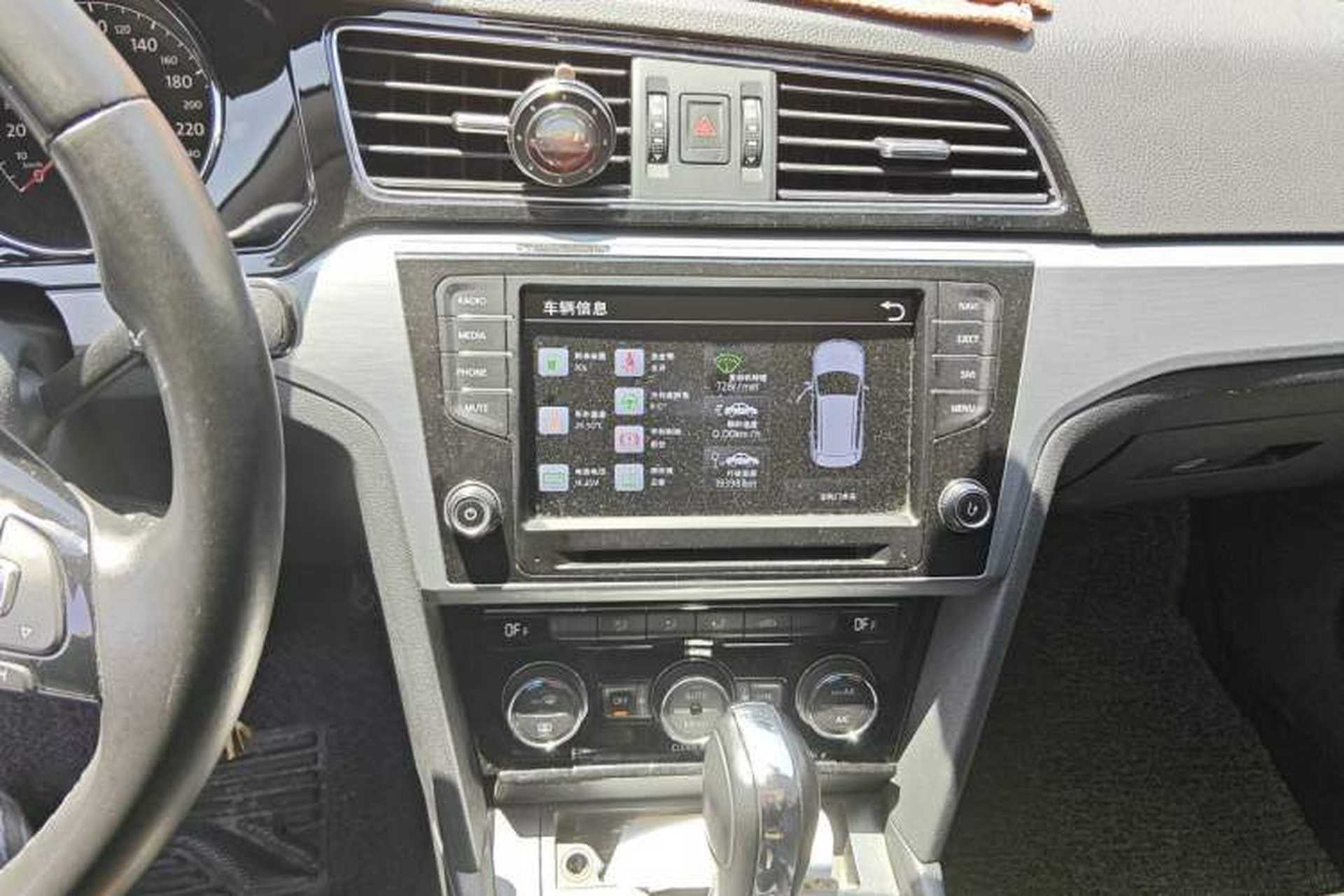 Used Volkswagen Lamando 2015 280TSI DSG Comfort Edition Audio And AC Panel