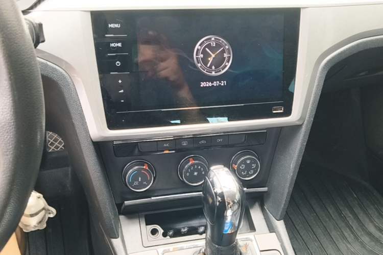 Used Volkswagen Lamando 2015 230TSI DSG Fashion Edition Audio And AC Panel