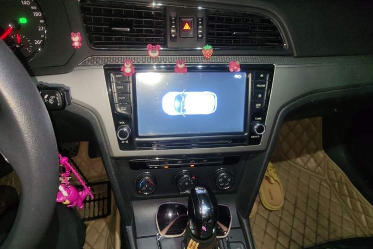 Used Volkswagen Lamando 2015 230TSI DSG Fashion Edition Audio And AC Panel