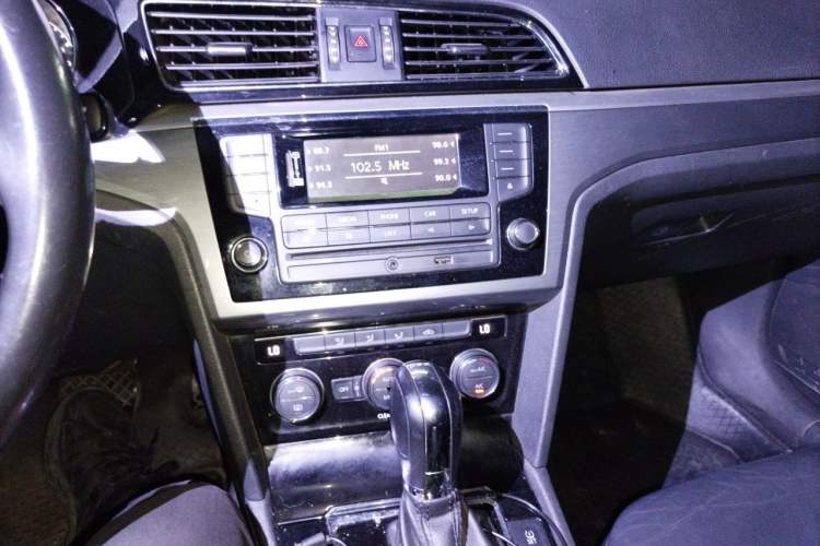 Used Volkswagen Lamando 2015 280TSI DSG Comfort Edition Audio And AC Panel