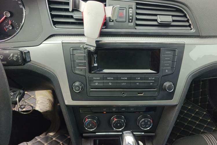 Used Volkswagen Lamando 2015 230TSI DSG Fashion Edition Audio And AC Panel