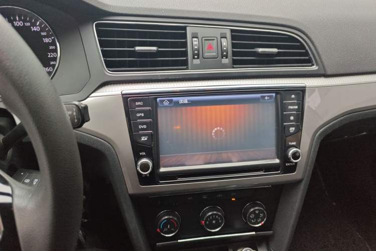 Used Volkswagen Lamando 2015 230TSI Manual Trend Edition Audio And AC Panel