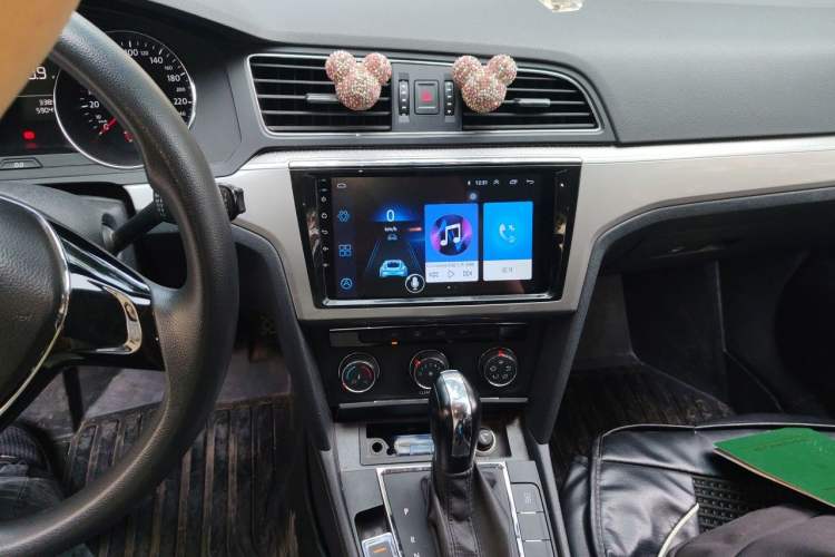Used Volkswagen Lamando 2015 230TSI DSG Fashion Edition Audio And AC Panel
