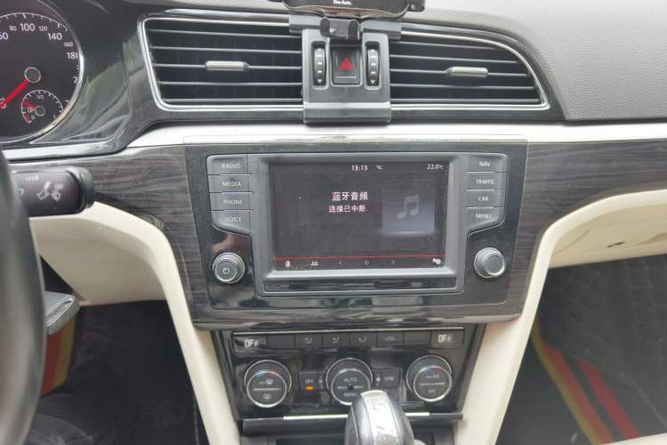 Used Volkswagen Lamando 2015 280TSI DSG Comfort Edition Audio And AC Panel