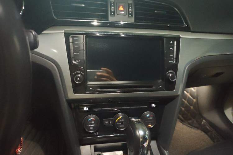 Used Volkswagen Lamando 2015 280TSI DSG Comfort Edition Audio And AC Panel