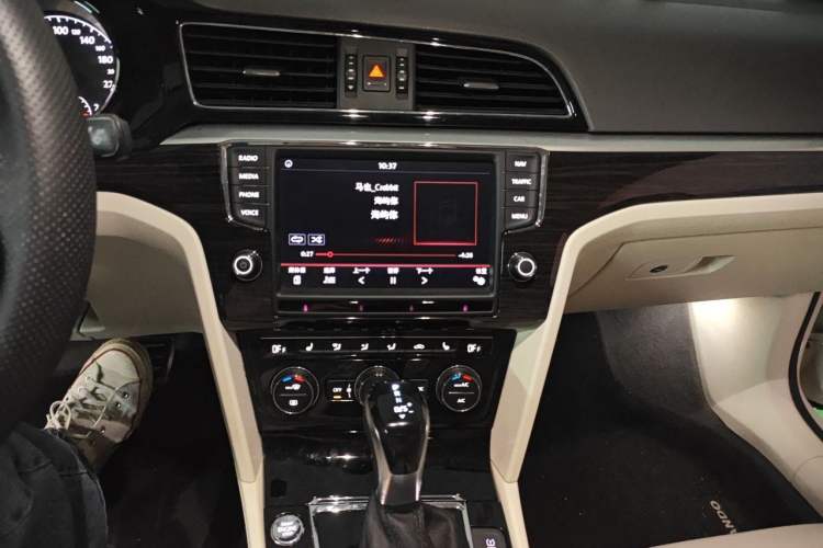 Used Volkswagen Lamando 2015 280TSI DSG Luxury Edition Audio And AC Panel