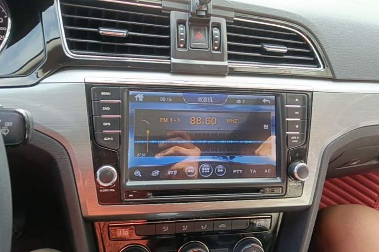 Used Volkswagen Lamando 2015 280TSI DSG Comfort Edition Audio And AC Panel