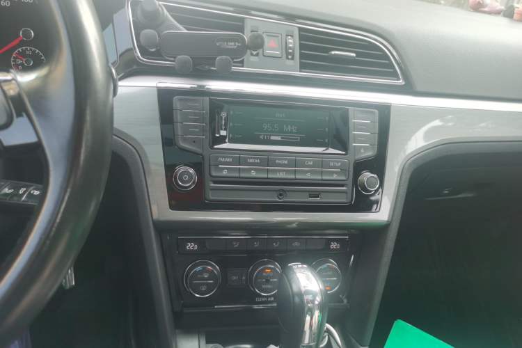 Used Volkswagen Lamando 2015 280TSI DSG Comfort Edition Audio And AC Panel