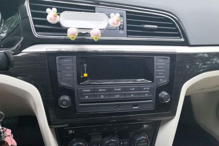 Used Volkswagen Lamando 2015 280TSI DSG Comfort Edition Audio And AC Panel