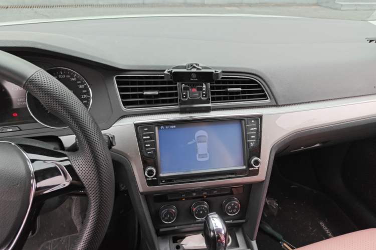 Used Volkswagen Lamando 2015 230TSI DSG Fashion Edition Audio And AC Panel