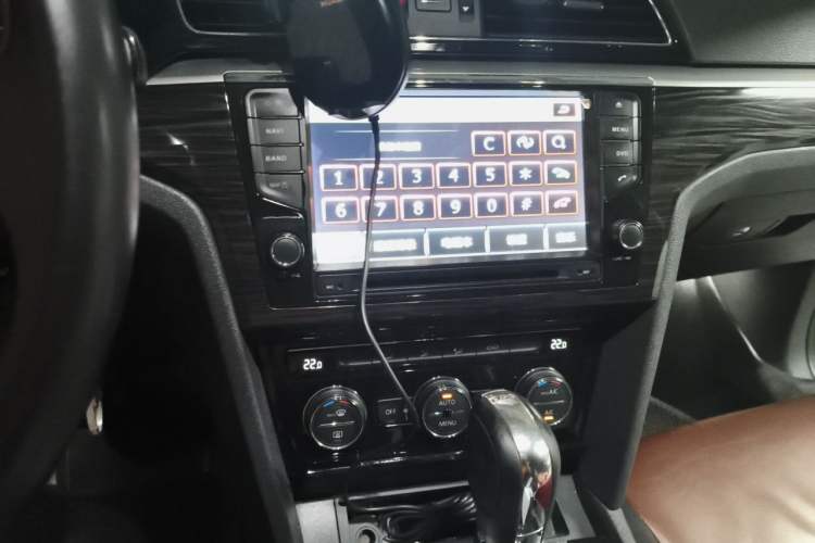 Used Volkswagen Lamando 2015 280TSI DSG Comfort Edition Audio And AC Panel