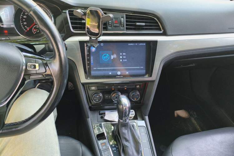 Used Volkswagen Lamando 2015 280TSI DSG Comfort Edition Audio And AC Panel