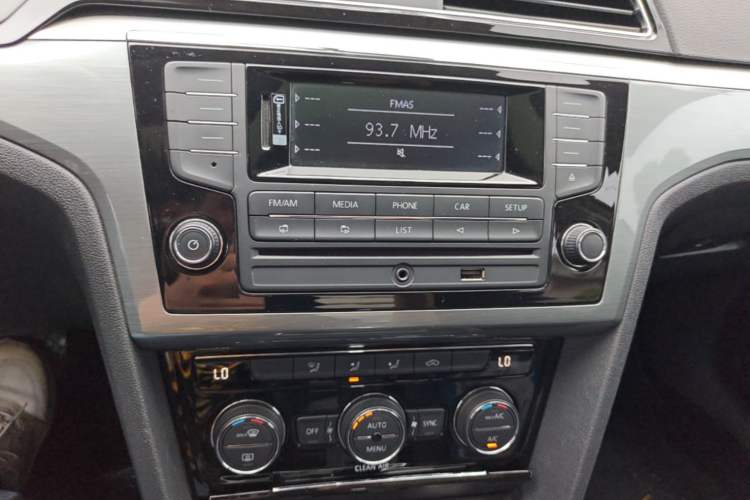 Used Volkswagen Lamando 2015 280TSI DSG Comfort Edition Audio And AC Panel