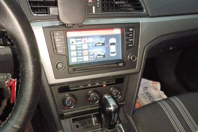 Used Volkswagen Lamando 2015 230TSI DSG Fashion Edition Audio And AC Panel