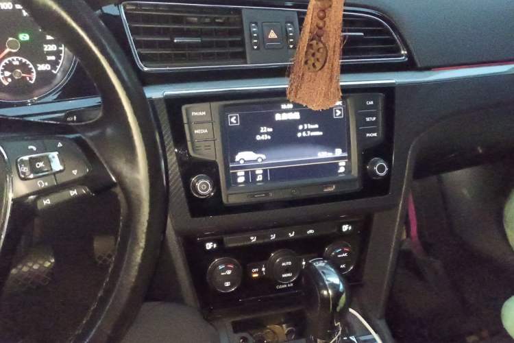 Used Volkswagen Lamando 2015 280TSI DSG Comfort Edition Audio And AC Panel