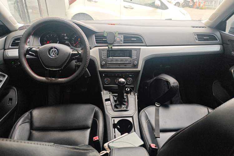 Used Volkswagen Lamando 2015 230TSI Manual Trend Edition Center Console