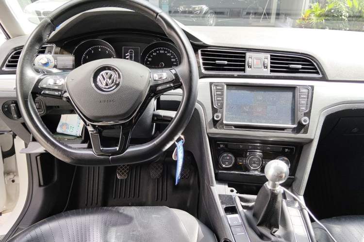 Used Volkswagen Lamando 2015 280TSI Manual Comfort Edition Center Console
