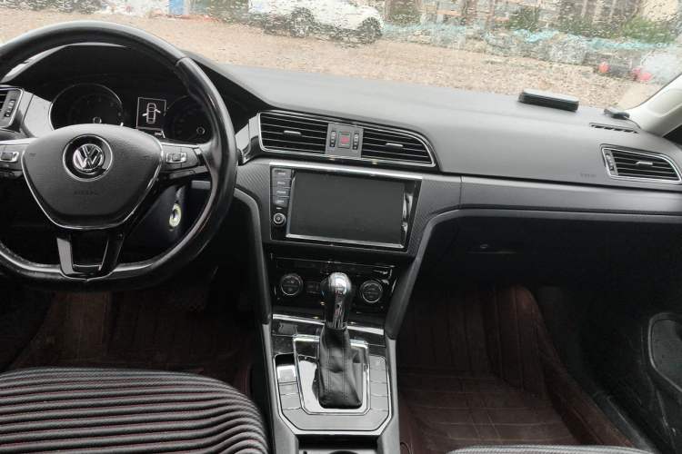Used Volkswagen Lamando 2015 280TSI DSG Comfort Edition Center Console