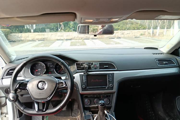 Used Volkswagen Lamando 2015 230TSI Manual Trend Edition Center Console